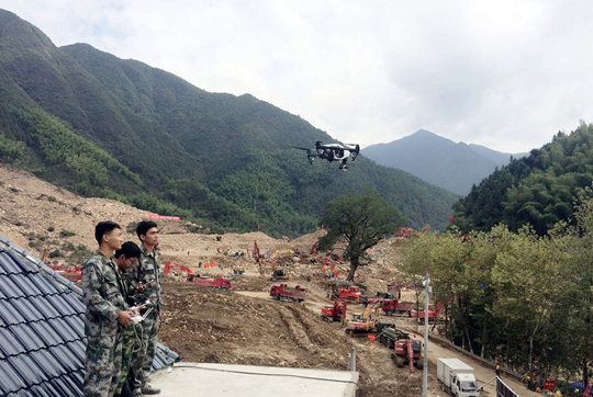 黨員骨干在蘇村應(yīng)急救災(zāi)現(xiàn)場(chǎng)利用無人機(jī)提供保障