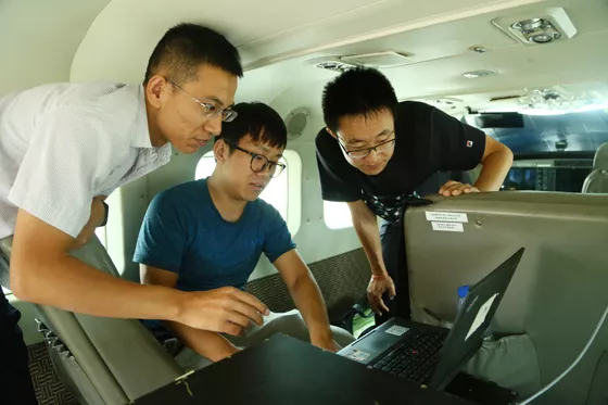 測(cè)試設(shè)備和飛機(jī) 測(cè)試設(shè)備和飛機(jī)