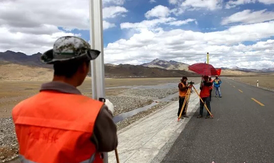 在阿里測區(qū)用電子水準儀施測 在阿里測區(qū)用電子水準儀施測